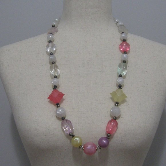 Vintage 80s Pastel Lucite Bead Graduating Necklace - FUN! - Picture 1 of 6
